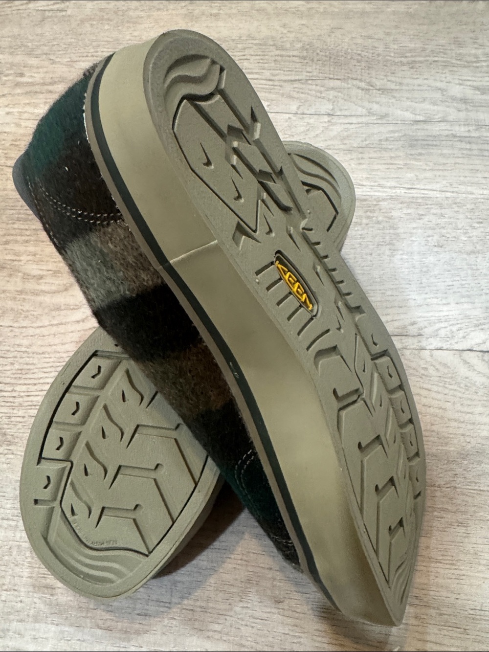 NWOT Keen Plaid Low-Top Sneakers in Olive Green and Brown - Picture 4 of 4